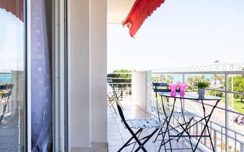 L'Auteuil: Table, Plante, Ciel, Meubles, Bâtiment, Ombre, Design Intérieur, Architecture, Sol, Bois