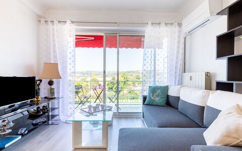 L'Auteuil: Propriété, Meubles, Canapé, Bleu, Ombre, Fenêtre, Salon, Design Intérieur, Confort, Sol