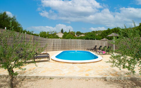Nina: L'Eau, Ciel, Nuage, Ressources En Eau, Plante, Piscine, Bleu Azur, Ombre, Arbre, Rectangle