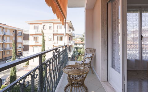 Diano Marina 648: Table, Meubles, Ciel, Propriété, Aliments, Nuage, Vaisselle, Chaise, La Nature, Arbre