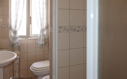 Diano Marina 648: Salle De Bains, Fenêtre, Violet, Bois, Luminaire Plomberie, Design Intérieur, Architecture, Siège De Toilette, Sol