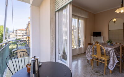 Diano Marina 648: Table, Meubles, Propriété, Bâtiment, Vaisselle, Bois, Design Intérieur, Éclairage, Chaise, Sol