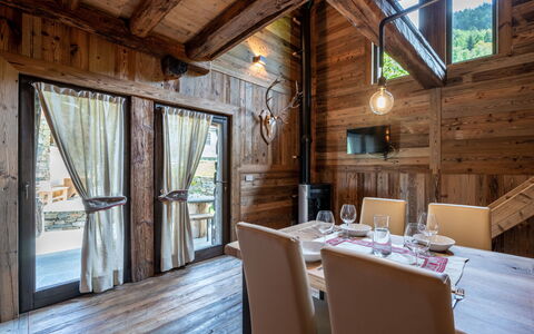 Chalet les Combes: Propriété, Table, Fenêtre, Bois, Design Intérieur, Bâtiment, Chaise, Architecture, Sol, Mur