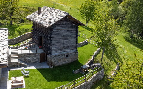 Chalet les Combes: Plante, Bâtiment, Paysage Naturel, Bois, Lot Terre, Arbre, Herbe, Biome, Chalet, Paysage