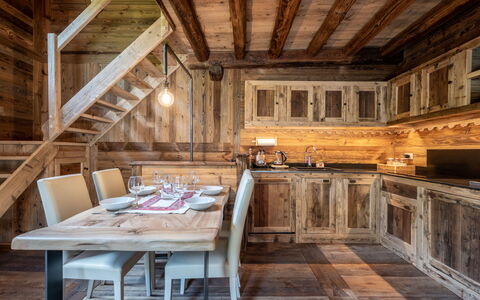 Chalet les Combes: Bois, Table, Fenêtre, Bâtiment, Sol, Chaise, Faisceau, Sol, Dur, Grenier