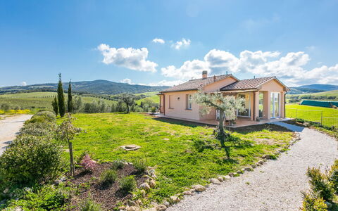 Il Fienile: Nuage, Plante, Ciel, Écorégion, Bâtiment, Paysage Naturel, Bleu Azur, Lot Terre, Maison, Herbe