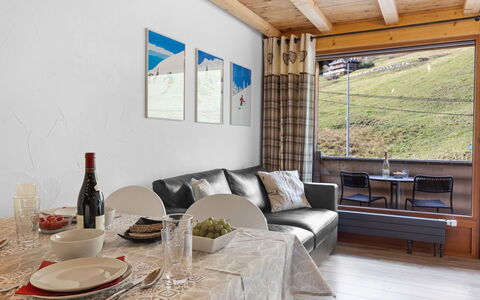 Sundance 10 1: Meubles, Propriété, Table, Canapé, Vaisselle, Bois, Bouteille, Design Intérieur, Confort, Ombre