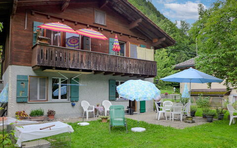 Erika: Plante, Propriété, Bâtiment, Nuage, Ciel, Arbre, Fenêtre, Table, Mobilier De Jardin, Tente