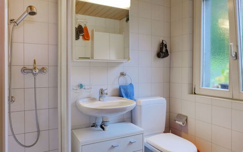Erika: Robinet, Propriété, Miroir, Luminaire Plomberie, Lavabo, Fenêtre, Évier, Salle De Bains, Violet, Bleu Azur