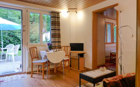 Erika: Meubles, Propriété, Chaise, Table, Bois, Bâtiment, Confort, Fenêtre, Design Intérieur, Cadre