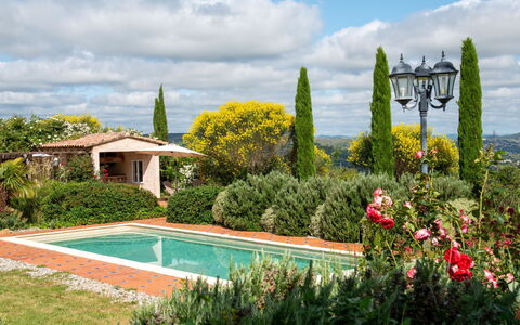 Les Ecuries: Nuage, Ciel, Plante, L'Eau, Propriété, Fleur, Bâtiment, Piscine, Paysage Naturel, Arbre