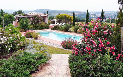 Les Ecuries: Jardin, Propriété, Paysage Naturel, Immobilier, Jardin Botanique, Botanique, Fleur, Maison, Plante, Arbre