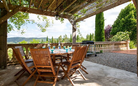 Les Ecuries: Ciel, Table, Meubles, Plante, Chaise, Ombre, Mobilier De Jardin, Design Intérieur, Arbre, Bois