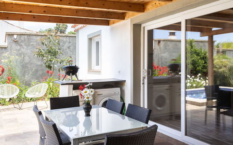 Jorge: Plante, Meubles, Propriété, Fleur, Table, Pot De Fleur, Plante D'Appartement, Chaise, Design Intérieur, Bâtiment