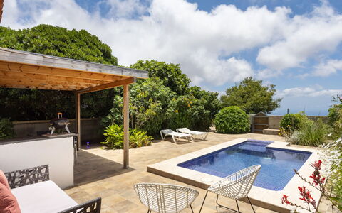 Jorge: Nuage, Ciel, Propriété, Plante, Table, Piscine, Ombre, Mobilier De Jardin, Arbre, Bâtiment