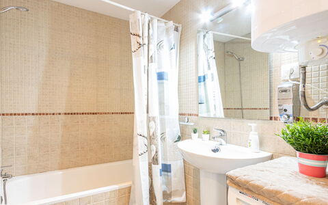 Puerto Marina: Miroir, Robinet, Plante, Luminaire Plomberie, Évier, Propriété, Salle De Bains, Pot De Fleur, Lavabo, Plante D'Appartement