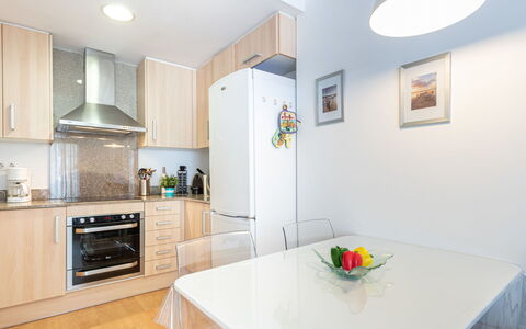 Puerto Marina: Meubles, Cabinetry, Propriété, Table, Comptoir, Design Intérieur, Éclairage, Cuisinière, Appareil De Cuisine, Sol