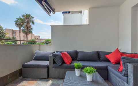 Puerto Marina: Canapé, Propriété, Meubles, Nuage, Ciel, Design Intérieur, Confort, Éclairage, Sol, Rectangle