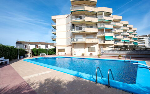 Blue Sea: Ciel, L'Eau, Propriété, Bâtiment, Plante, Piscine, Bleu Azur, Bleu, Rectangle, Arbre