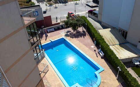Blue Sea: L'Eau, Bâtiment, Propriété, Piscine, Fenêtre, Bleu Azur, Chaise, Plante, Ombre, Mobilier De Jardin
