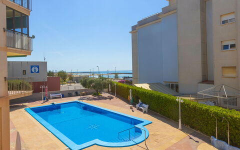 Blue Sea: L'Eau, Ciel, Bâtiment, Jour, Propriété, Plante, Piscine, Fenêtre, Bleu Azur, Ombre