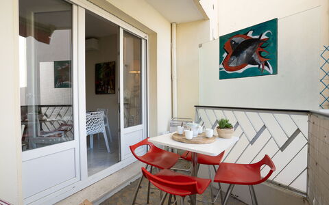 Le Puget: Meubles, Table, Propriété, Chaise, Bois, Design Intérieur, Sol, Sol, Salon, Immobilier