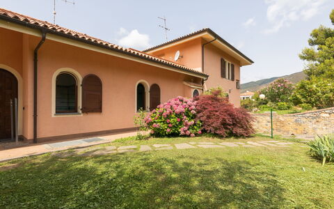 Villa Trabbia: Ciel, Nuage, Aliments, Plante, Vaisselle, Table, Fenêtre, Montagne, Fruit, Bois