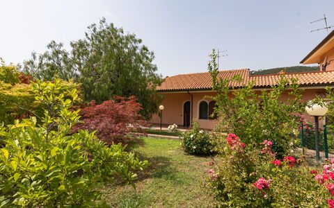 Villa Trabbia: Ciel, Nuage, Aliments, Plante, Vaisselle, Table, Fenêtre, Montagne, Fruit, Bois