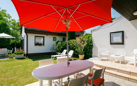 Suzy: Table, Plante, Meubles, Propriété, Bâtiment, Chaise, Pot De Fleur, Parapluie, Ombre, Plante D'Appartement