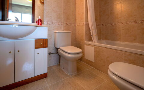 Eureka: Miroir, Luminaire Plomberie, Siège De Toilette, Propriété, Armoire De Toilette, Toilette, Évier, Salle De Bains, Violet, Lavabo