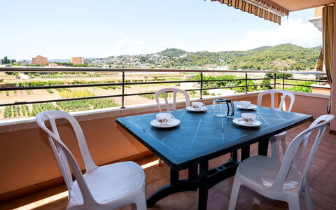 Eureka: Ciel, Table, Meubles, Vaisselle, Plante, Chaise, Bâtiment, Bleu Azur, Éclairage, Design Intérieur