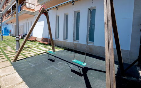 Eureka: Fenêtre, Bâtiment, Propriété, Équipement Sportif, Bois, Ombre, Surface De La Route, Asphalte, Mobilier De Jardin, Design Urbain