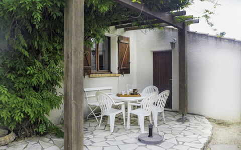 Les Hauts de Grimmal: Plante, Table, Propriété, Bâtiment, Chaise, Arbre, Ombre, Design Intérieur, Lot Terre, Porte