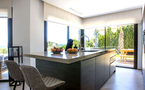 El Refugio: Table, Meubles, Plante, Bâtiment, Comptoir, Cabinetry, Fenêtre, Cuisine, Plante D'Appartement, Fleur