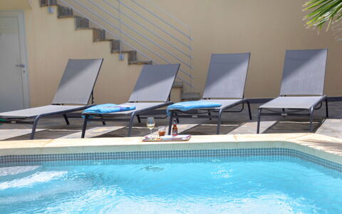 La Estrella: L'Eau, Propriété, Piscine, Bleu Azur, Balancelle, Mobilier De Jardin, Design Intérieur, Parapluie, Chaise, Architecture