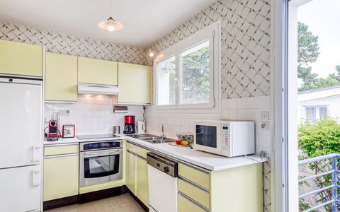 Le Rivage: Cabinetry, Comptoir, Meubles, Propriété, Cuisinière, Appareil De Cuisine, Cuisine, Fenêtre, Électroménager, Bois