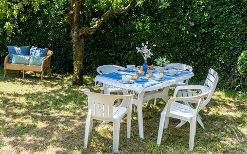 Le Rivage: Table, Plante, Meubles, Tableau De Plein Air, Mobilier De Jardin, Arbre, Chaise, Herbe, Loisir, Paysage Naturel
