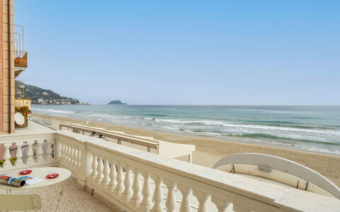 Beach House: Ciel, Nuage, Aliments, Plante, Vaisselle, Table, Fenêtre, Montagne, Fruit, Bois