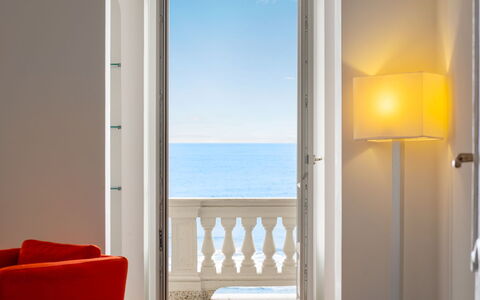 Beach House: Ciel, Nuage, Aliments, Plante, Vaisselle, Table, Fenêtre, Montagne, Fruit, Bois