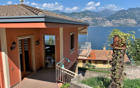 Ilde: Ciel, Plante, Bâtiment, Nuage, Propriété, Fenêtre, Porte, Bleu Azur, Montagne, L'Eau