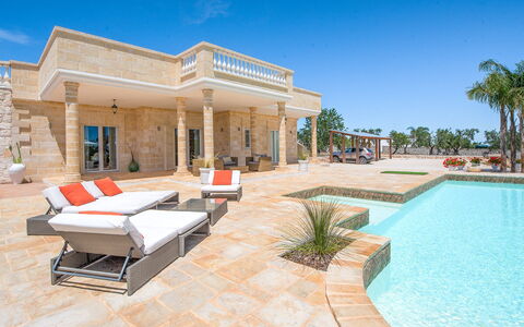 Villa Ofelia: L'Eau, Ciel, Propriété, Plante, Canapé, Ombre, Mobilier De Jardin, Piscine, Bâtiment, Loisir