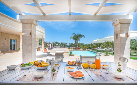 Villa Ofelia: Table, Propriété, Ciel, Fenêtre, Plante, Piscine, Bleu Azur, Design Intérieur, Ombre, Mobilier De Jardin
