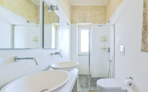 Villa Ofelia: Miroir, Robinet, Luminaire Plomberie, Évier, Lavabo, Propriété, Photographier, Blanc, Violet, Salle De Bains