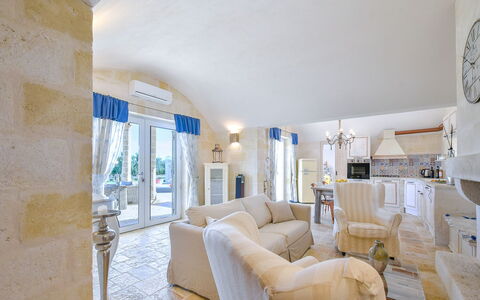 Villa Ofelia: Propriété, Canapé, Cadre, Bâtiment, Table, Confort, Maison, Design Intérieur, Sol, Salon