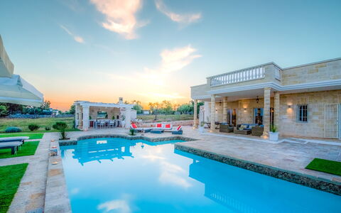Villa Ofelia: Nuage, L'Eau, Ciel, Plante, Bâtiment, Jour, Piscine, Bleu Azur, Arbre, Plan D'Eau