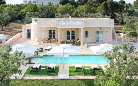 Villa Ofelia: Plante, Fenêtre, Arbre, Ciel, Bâtiment, Piscine, Ombre, Loisir, Zone Résidentielle, Paysage