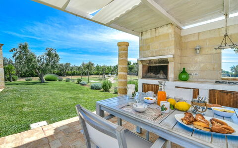 Villa Ofelia: Plante, Table, Propriété, Meubles, Vaisselle, Ciel, Aliments, Bâtiment, Chaise, Porche