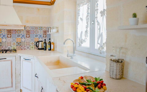 Villa Ofelia: Comptoir, Robinet, Évier, Cabinetry, Evier, Propriété, Luminaire Plomberie, Produit, Aliments, Cuisine