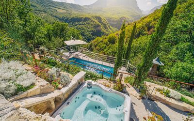 Torre Sibilla, Villa con Piscina