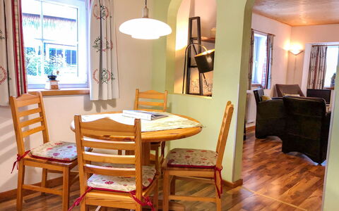 Gnesau 1: Meubles, Table, Propriété, Fenêtre, Chaise, Bâtiment, Bois, Design Intérieur, Architecture, Sol